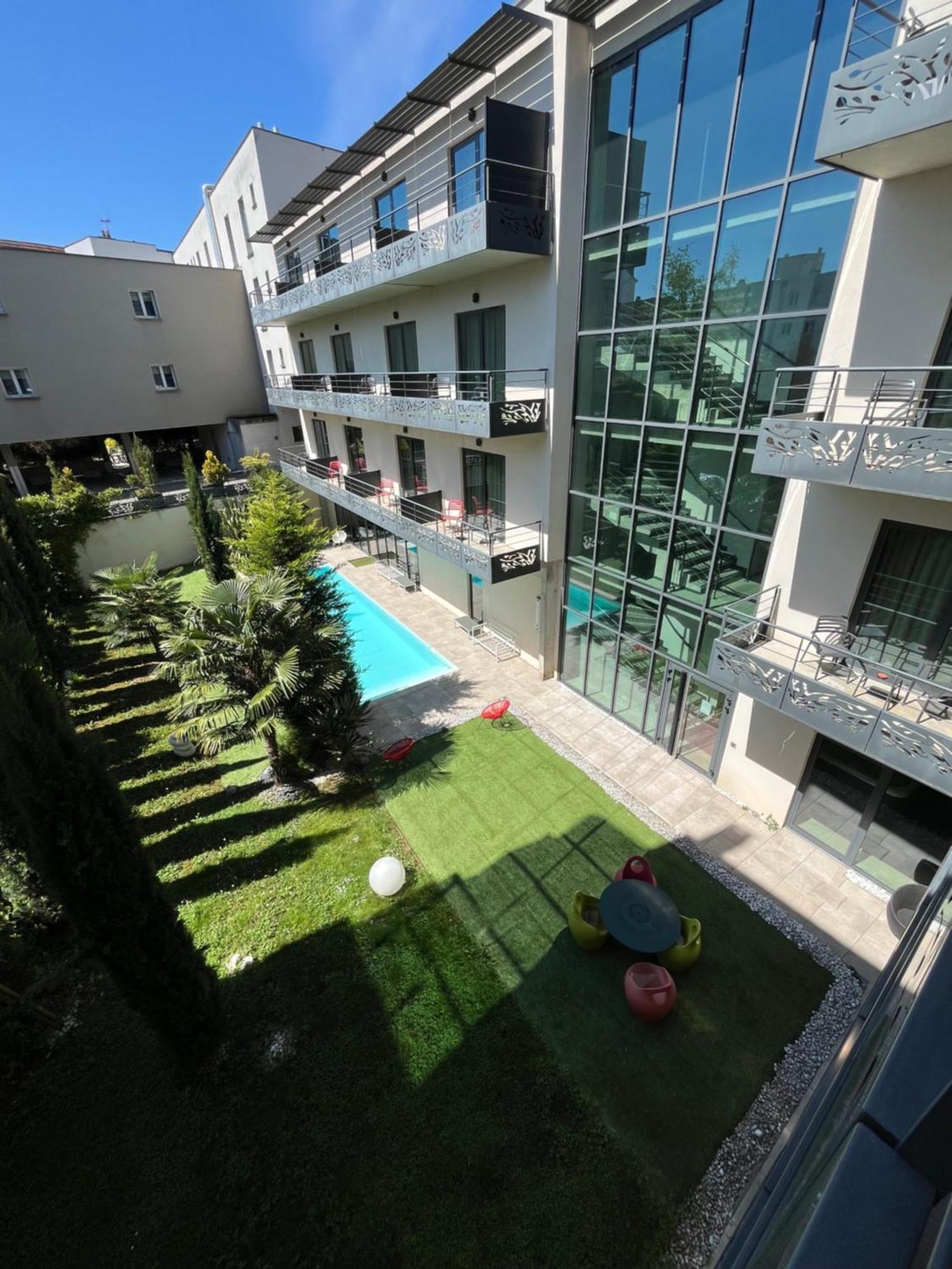 Hotel Logis Victor Hugo &